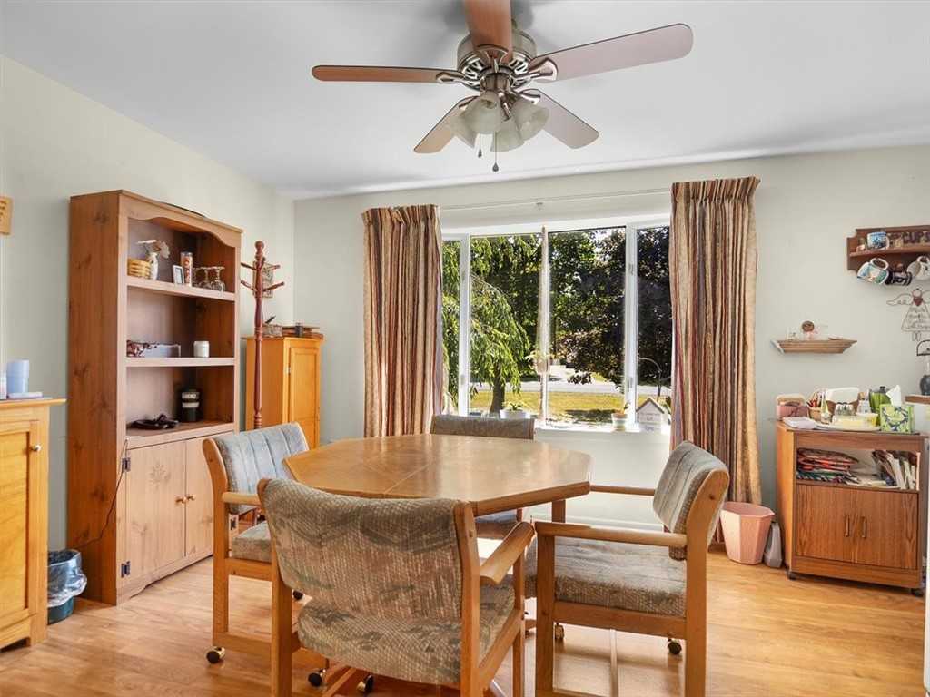 "Rural Gem" Opportunity: Ready-to-move-in house with a spacious dream garage in New York