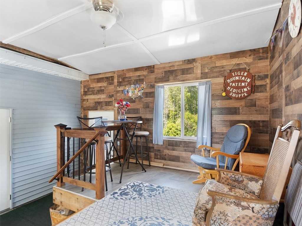 "Rural Gem" Opportunity: Ready-to-move-in house with a spacious dream garage in New York