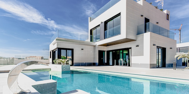 Luxury 4BR Villa with Pool in Mundelein