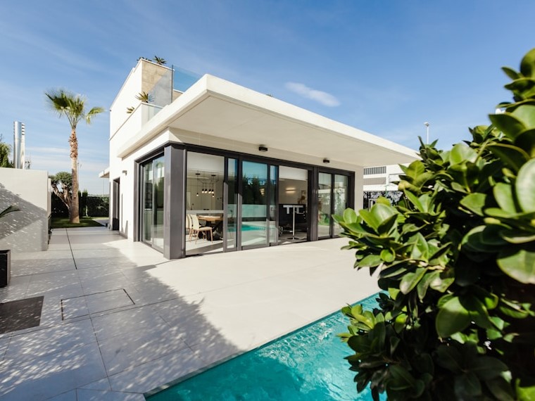 Modern 4BR Duplex with Garden in Northridge
